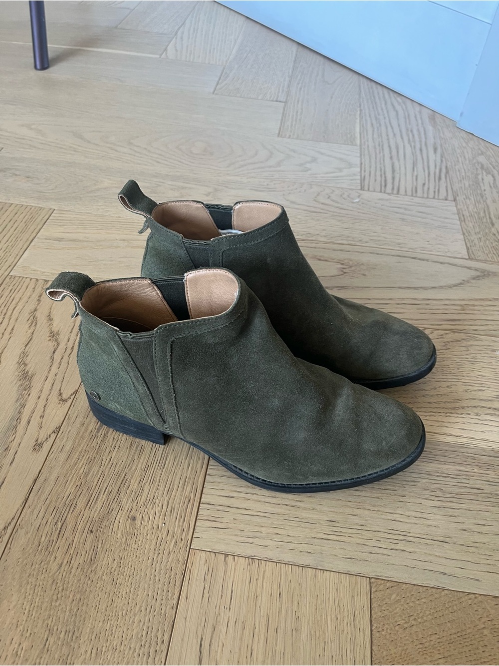 Ugg Women's Olive Suede Ankle Boots - Classic Chelsea Style